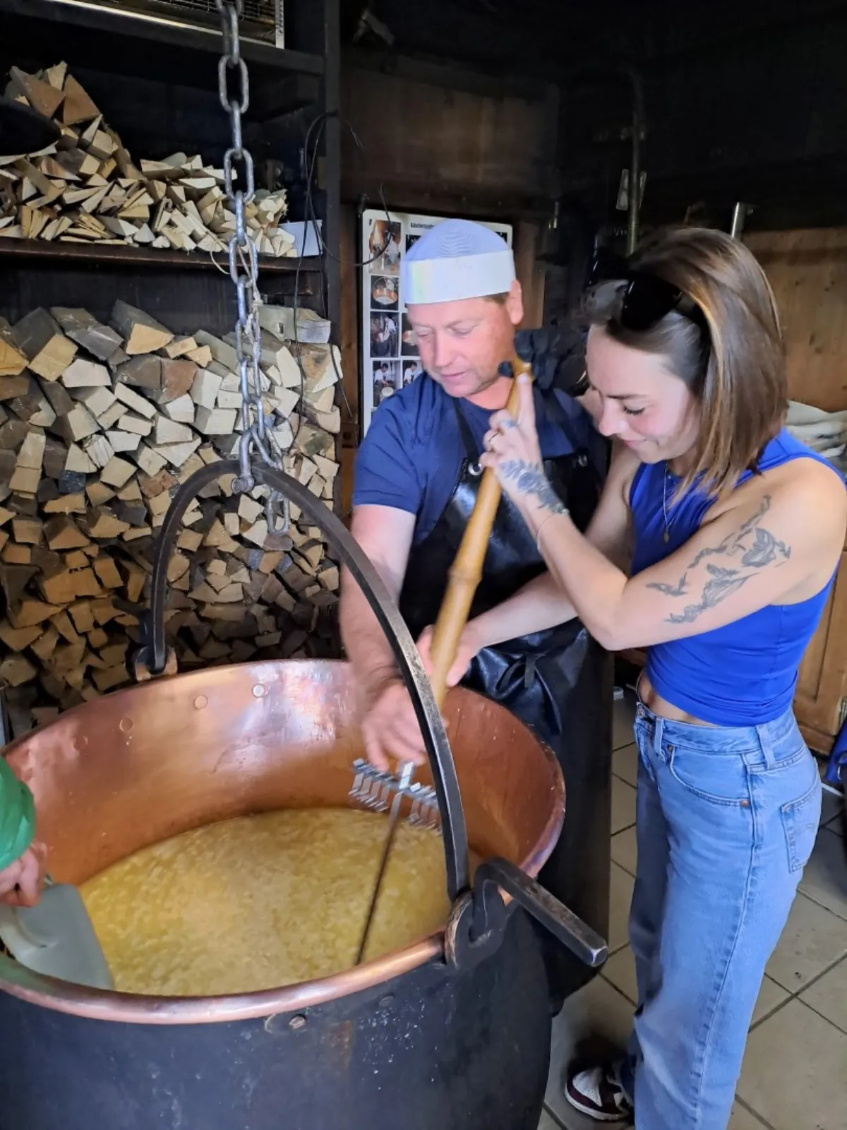 奶酪师在铜锅前工作 - 巨乳 的匠心工艺